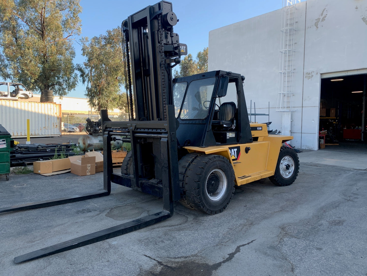 33,000 lbs Cat Air-Tire Forklift For Sale