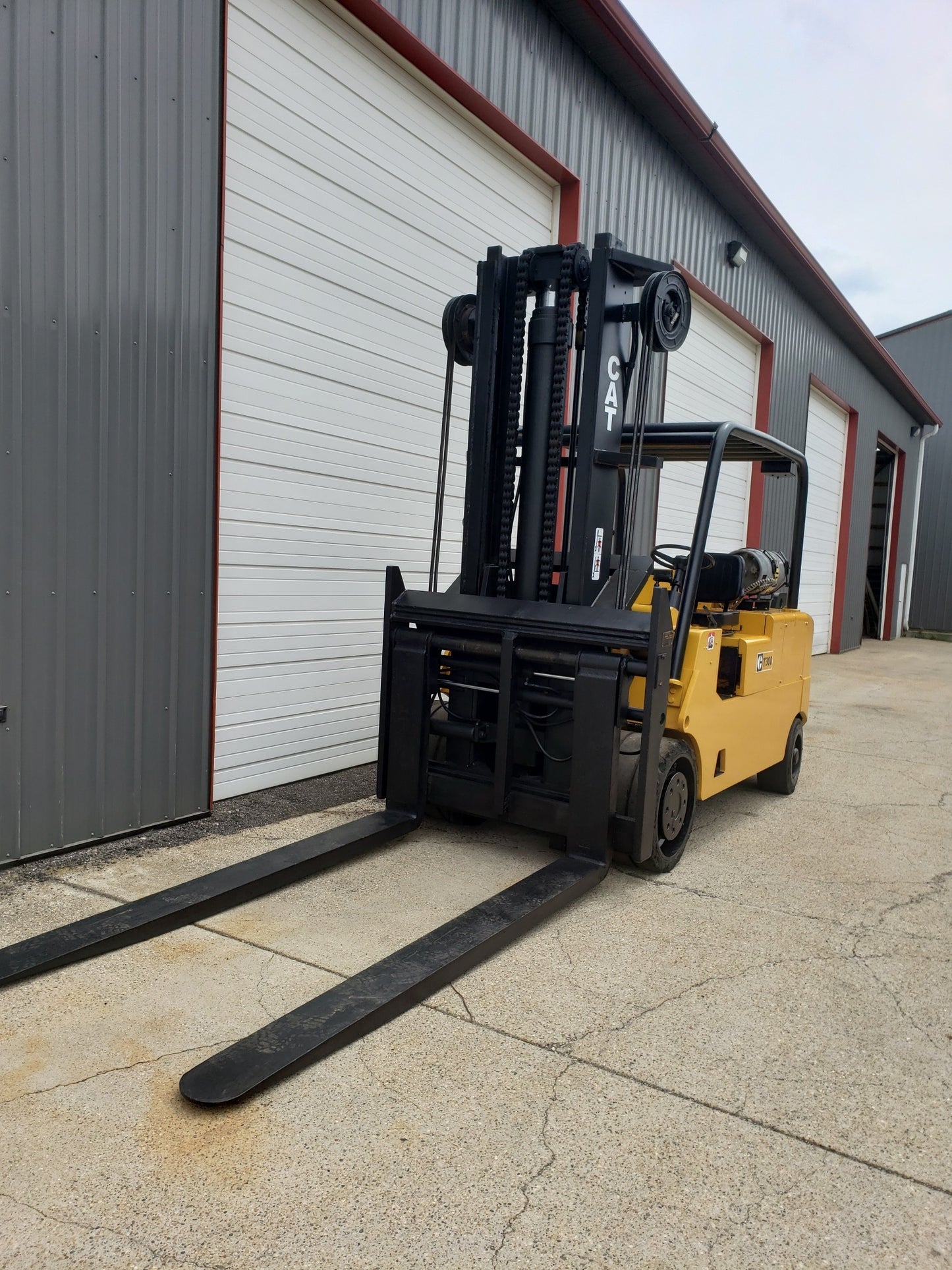30,000 lb Cat T300 Forklift For Sale