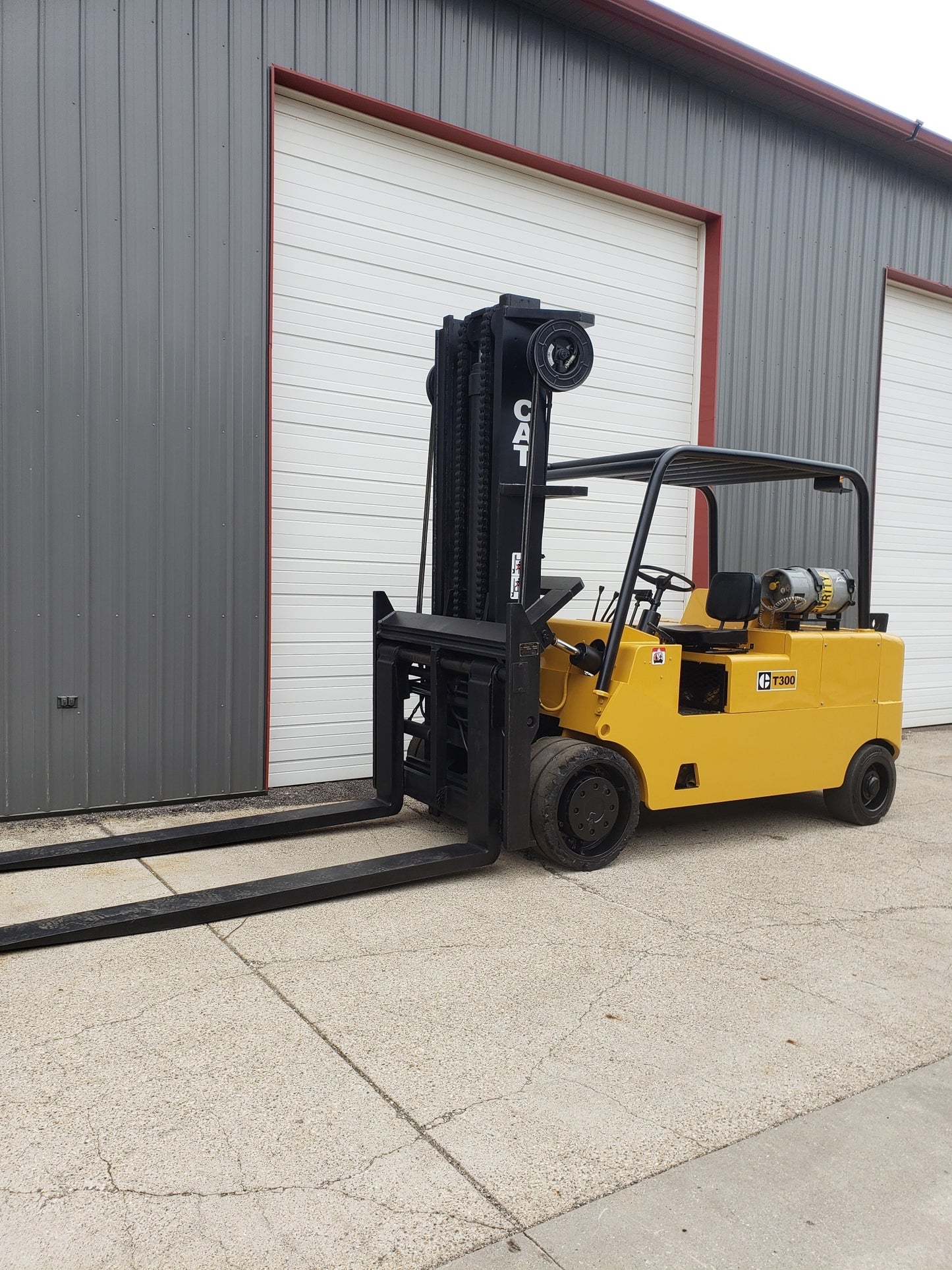 30,000 lb Cat T300 Forklift For Sale