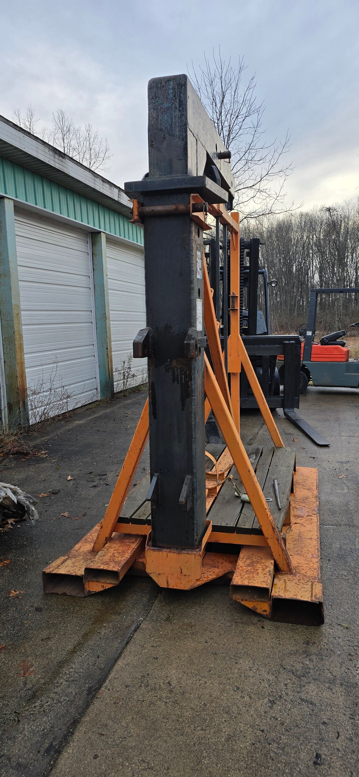 30,000 lb Cat Forklift Boom and Stand For Sale