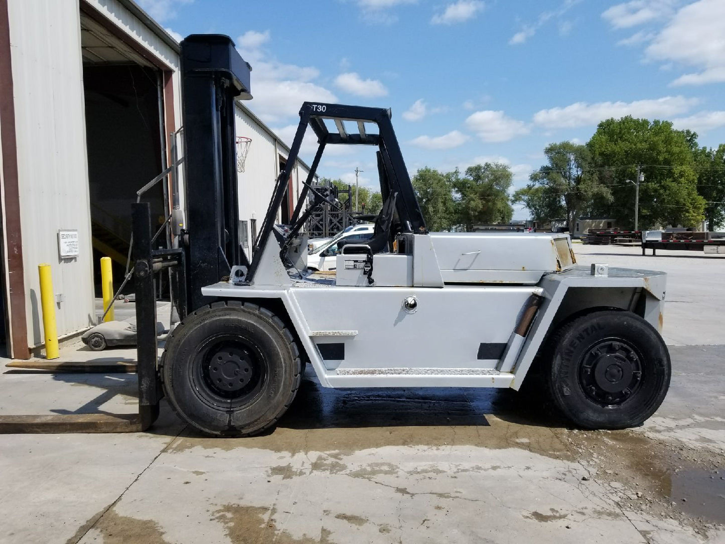 15 Ton Forklift For Sale Air Tire CAT V300